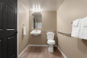 Eagle's Den Suites Andrews a Travelodge by Wyndham - Salle de bain