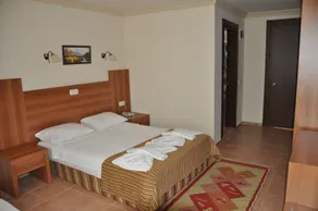 MG Moms Hotel - Room