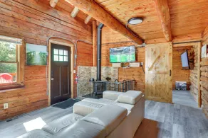 Classic New England Cabin on Belleau Lake - Interiør