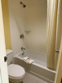 Days Inn by Wyndham Winchester - Bathroom