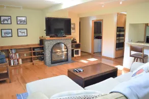 Cabin on the Creek | Hot tub, WiFi, Fireplace - Salle de séjour