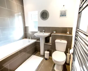 Halford House 3 Bed Town Centre Home from Home with Parking for 2 cars Prime Location Tamworth - Bathroom