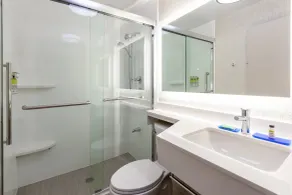 Holiday Inn Express - NYC Brooklyn - Sunset Park by IHG - Bathroom