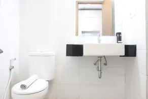 Relaxing Studio near ITB at Beverly Dago Apartment By Travelio - Badeværelse