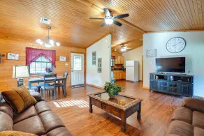 Kilgore Gem: Pet-friendly Cabin w/ Duck Pond! - Interiör