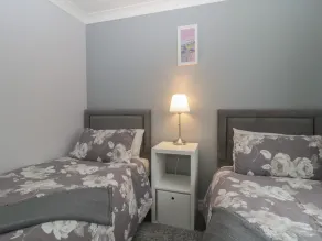Flat 4, Big Tree Holiday Flats - Room