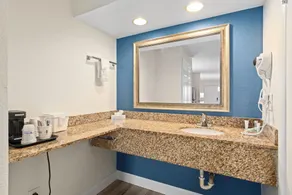 Baymont by Wyndham Orlando East - Bathroom