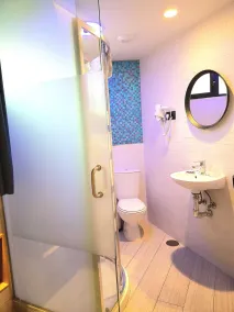 Far Home Suites - Badeværelse