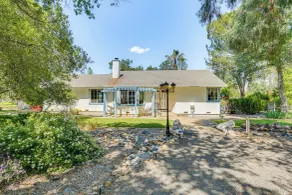 10 Mi to Redding: Serene Escape w/ Spacious Yard! - Innenbereich