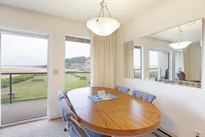 Hi-Tide Resort King Bed Dogs OK Unit 01 - In-room dining
