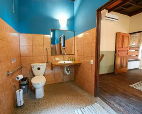 Playa 506 Beachfront Hostel - Bathroom