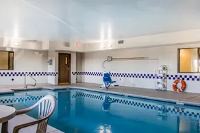 Quality Inn & Suites - Piscine