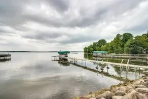 Lakefront Isle Escape w/ Dock + Fire Pit! - Interiör
