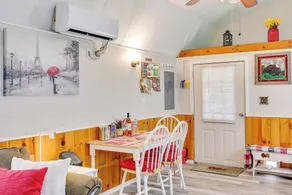 Paris Vacation Rental ~ 22 Mi to Mount Magazine! - Interiör