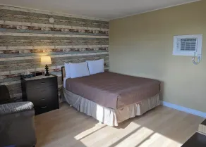 MacNeil's Motel - Room