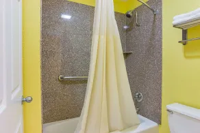 Quality Inn Carthage - Bathroom