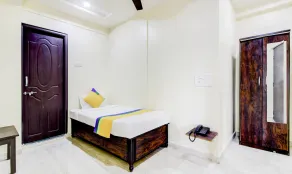 Itsy Hotels Aditya - Room