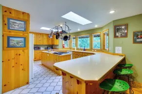 Riverfront Rental w/ Deck: 4 Mi to Wallace Falls! - Interiør