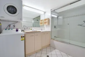 La Mer Apartments - Bathroom
