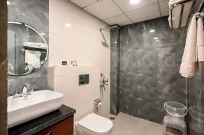 Virasat Hotel by Triveni Grand - Baño