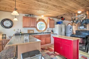 Serenity at Scenic Bay: Floating Cottage w/ Views! - Innvendig