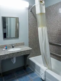 Americas Best Value Inn and Suites Bush International Airport - Salle de bain