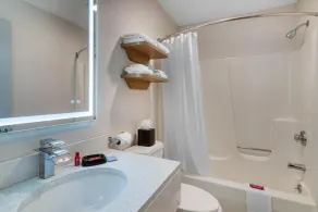 Baldwin Inn & Suites, SureStay Collection by Best Western - Salle de bain
