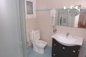 Central Cozy Apt 150m From Beach - Bathroom shower
