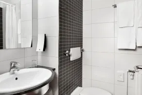 Tryp by Wyndham Luebeck Aquamarin - Bathroom