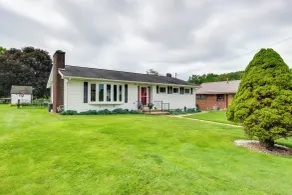 Pennsylvania Countryside Retreat w/ Deck + Yard! - Innenbereich