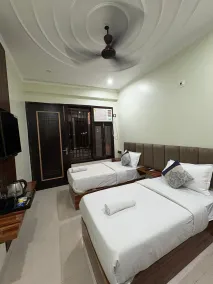 Radiant Blu Hotels Sector 70 - Quarto