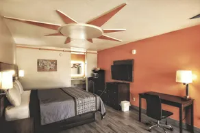 Scottish Inns & Suites Shenandoah Woodlands Mall - Room