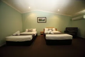 Emerald Explorers Inn - Room