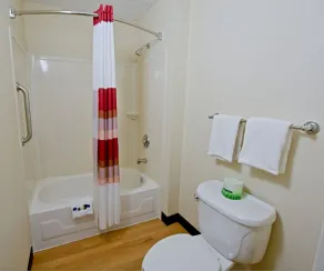 Red Roof Inn Canton - Badezimmer