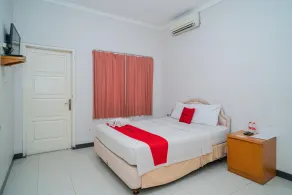 RedDoorz near Rumah Sakit Baptis Kediri - Chambre