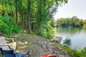 Lakefront Log Cabin w/ Views & Dock in Brandon - Interiør