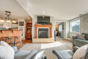 Cozy Table Rock Lake 'boathouse' w/ Pool Access - Interiör