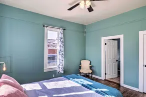Lake Charles Cottage w/ Fireplace & Yard! - Intérieur