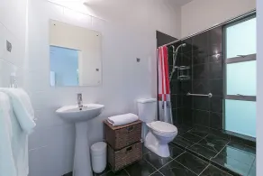 Ted's Cottage near Little Oneroa Beach - Baño