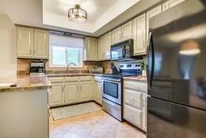 3 Mi to Downtown: Inviting Lancaster Home! - Intérieur