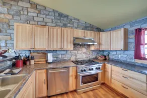 Prairie-Style Home on Garden Bay w/ Deck + Hot Tub - Interiör