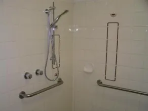 Belltower Motor Inn - Bathroom