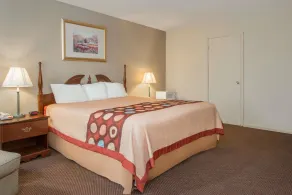 Super 8 by Wyndham Centerville-Richmond - Room