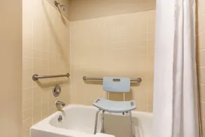 Days Inn by Wyndham Auburn - Bathroom
