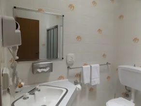Golden Harvest Motor Inn Moree - Bathroom