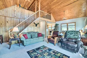 Secluded Lost Lake Cottage w/ Spacious Loft! - Interiör