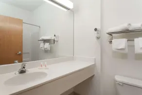 Days Inn & Suites by Wyndham Cambridge - Salle de bain
