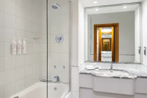 Delta Hotels by Marriott Bexleyheath - Bathroom