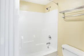Super 8 by Wyndham Ottawa Starved Rock - Salle de bain