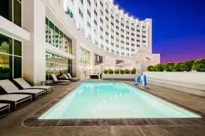 The Commerce Casino & Hotel - Piscine